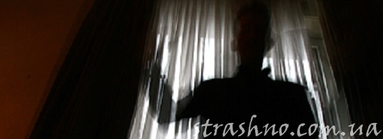 человек за шторой