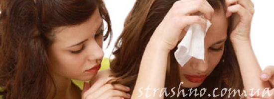 девушка утешает плачущую подругу