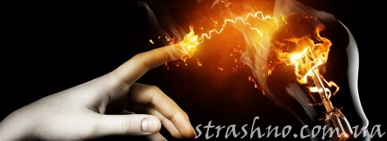 касание рукой электролампочки