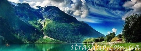 горы за озером