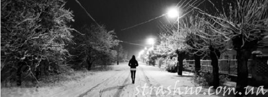 девушка гуляет зимней ночью