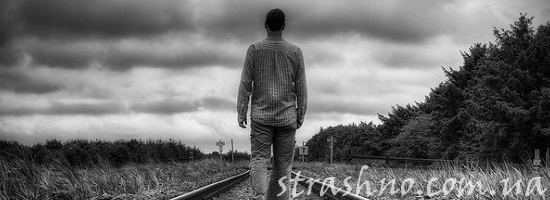 идти по железнодорожным шпалам