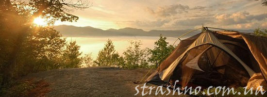 палатка на берегу в лучах восхода