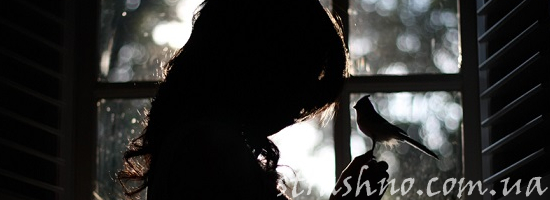 девушка у окна утром