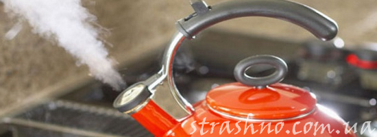 кипящий чайник на плите