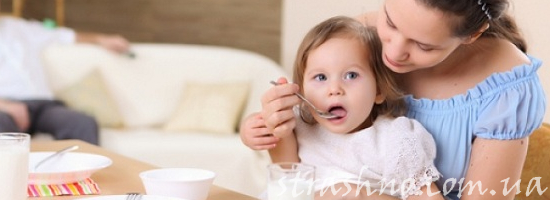 мама кормит ребенка