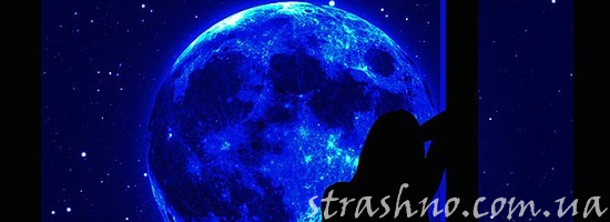 девушка на фоне луны