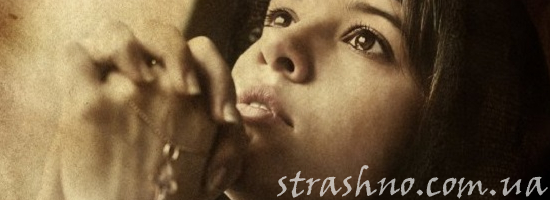 девушка молится