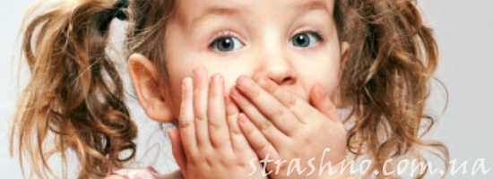 испуганная маленькая девочка