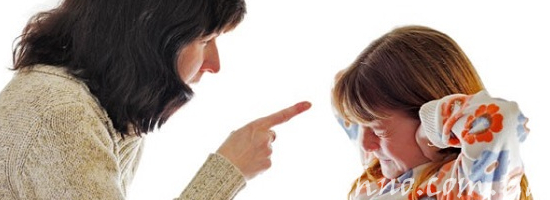 мать ругает дочь
