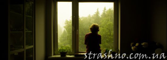 Силуэт на фоне окна