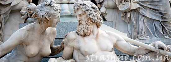 Скульптура древнегреческого бога Зевса