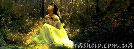 одинокая девушак в лесу