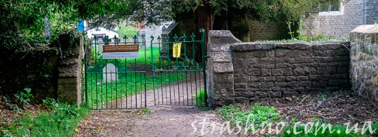 Приоткрытая калитка у соседского дома