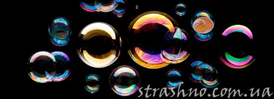 мыльные пузыри на чёрном фоне