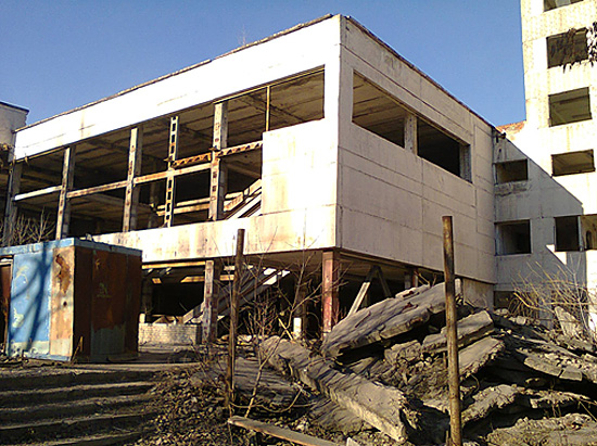 Заброшенный административный корпус крупного завода