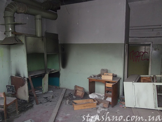 Разбитая мебель и мусор