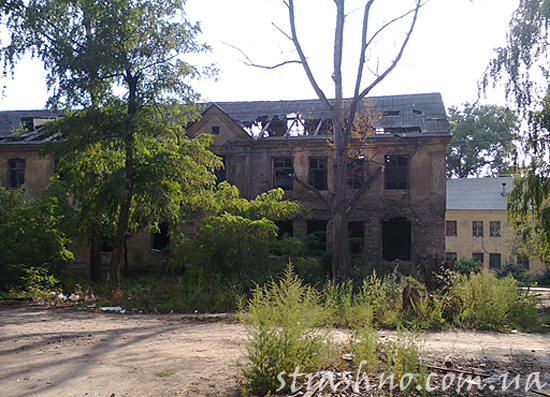 Полуразрушенный дом