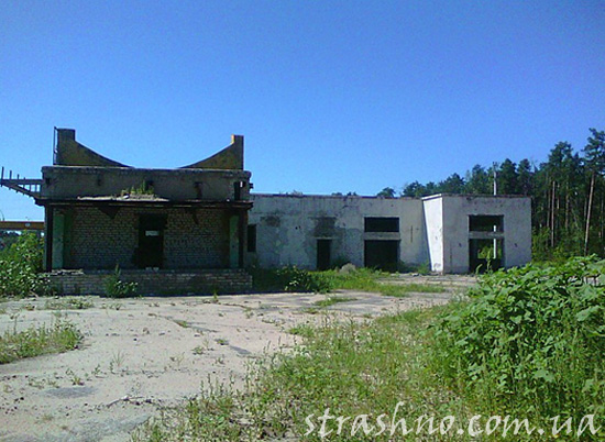 Вид сзади на заброшенную АЗС