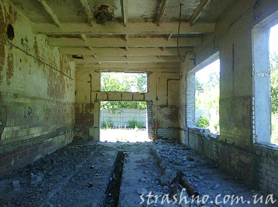 Разрушенная АЗС изнутри