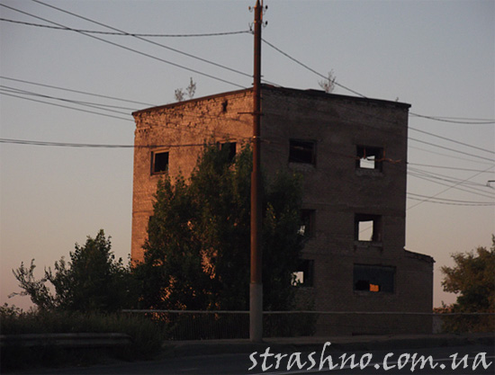 То же здание