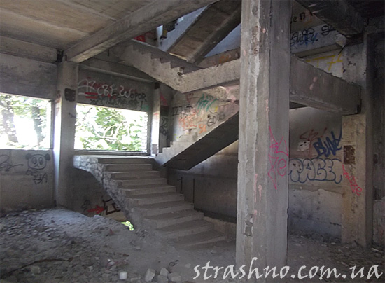 Лестница в заброшенном здании
