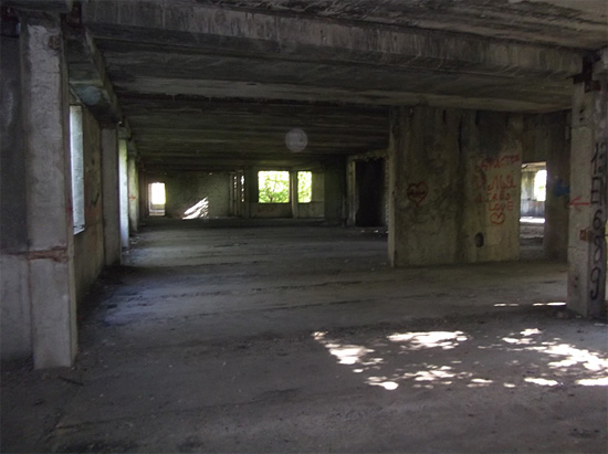 Внутри разрушающегося здания