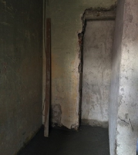 разрушенные стены с образом в углу