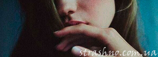 Девушка грустит