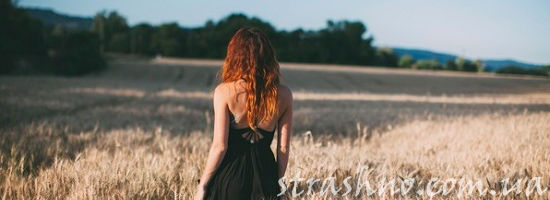 Рыжеволосая девушка в поле