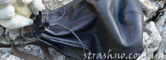 кожаный мешок с вещами