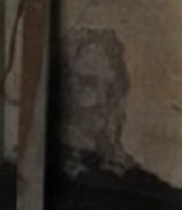 образ Иисуса на стене старого дома