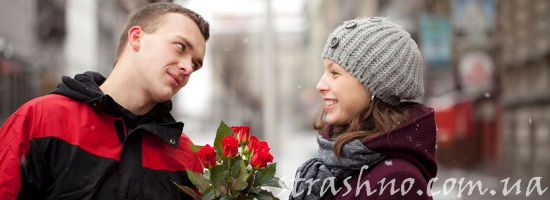 Парень дарит букет роз девушке