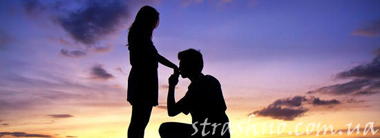 парень просит руки девушки