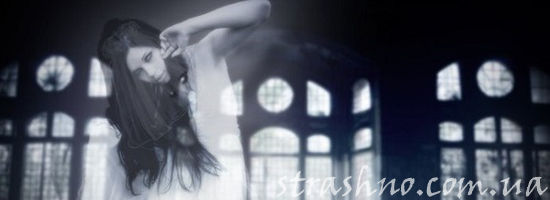 призрачная девушка в белом