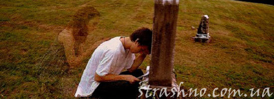 призрак утешает парня у могилы