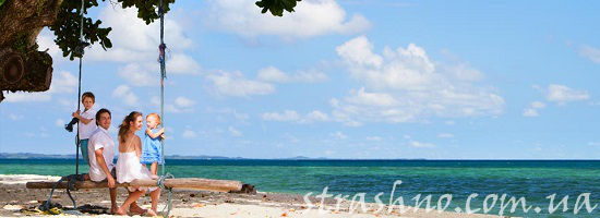 счастливая семья на море