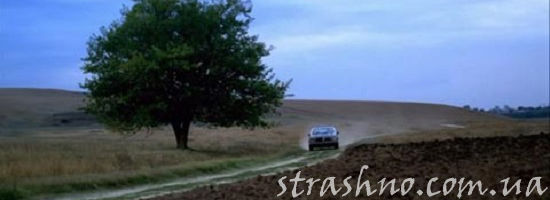 Машина мчится по просёлочной дороге