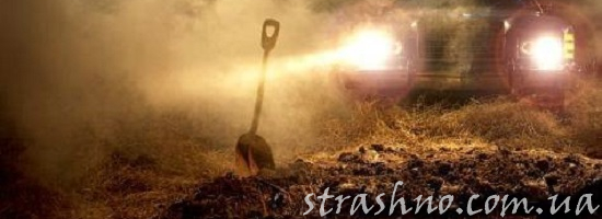 лопата в свете фар