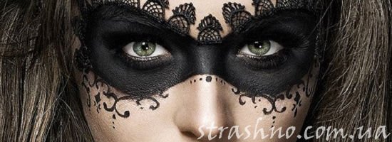 Женщина в маске