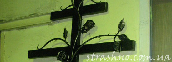 зеленый могильный крест