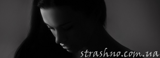 девушка в темноте