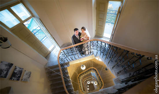 жених и невеста на лестнице