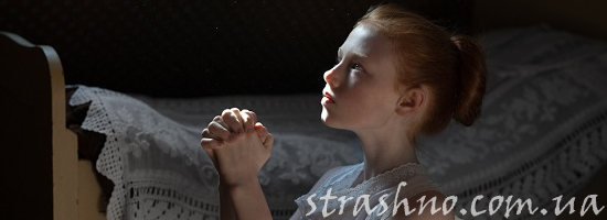 девочка молится