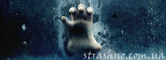 рука, скребущая по оконному стеклу