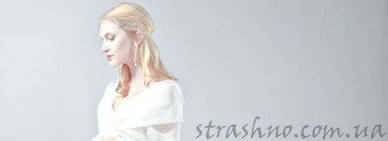 женщина в белом