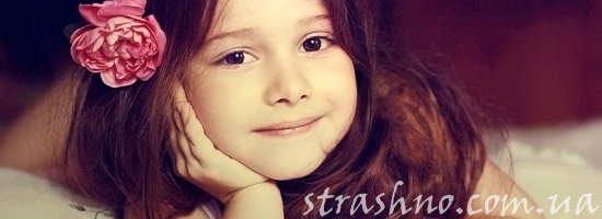 девочка с пионом в волосах