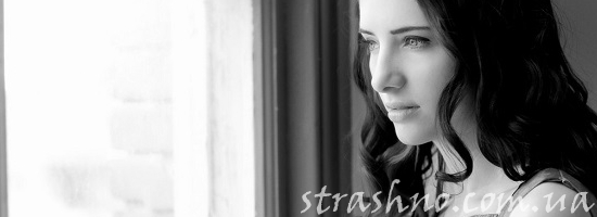 грустная девушка окно