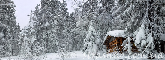 зимняя сторожка в тайге