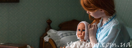 рыжая девочка с куклой